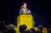 Vorschullehrerin Sabrina Wolfer stellt den Programmier-Käfer für die Kindergärtler vor. (Bild: Andrea Stalder)