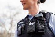 Polizisten sollen mit Bodycams brenzlige Situationen entschärfen können. (Bild: Ennio Leanza/Keystone)