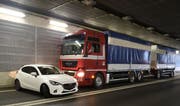 Nach der Kollision im Reussporttunnel kam das Auto quer vor dem Lastwagen zum Stillstand. (Bild: Luzerner Polizei)