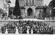 Gruppenbild mit Teilnehmerinnen und Teilnehmern des 14. Weltfriedenskongresses in Luzern 1905 auf der Treppe vor der Hofkirche. (Bild: Stadtarchiv Luzern)