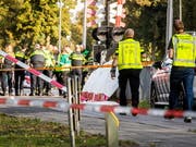 Rettungshelfer an der Unfallstelle am Bahnübergang in Oss, wo an einem Bahnübergang vier Kinder bei einer Kollision mit einem Zug ums Leben kamen. (Bild: KEYSTONE/EPA ANP/SEM VAN DER WAL)