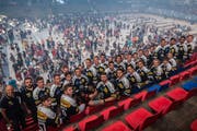 Die Mannschaft des HC Ambri Piotta präsentiert sich in der Valascia den Fans. (Bild Samuel Golay/Keystone (Ambri, 29. Juli 2018))