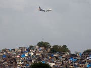 Ein Flugzeug der indischen Fluggesellschaft Jet Airways im Anflug auf Mumbai. Eine solche Maschine musste am Donnerstag umkehren, weil Dutzende von Passagieren aus Nase und Ohren bluteten. Die Crew hatte vergessen, einen Schalter zur Regulierung des Luftdrucks in der Kabine umzulegen. (Bild: KEYSTONE/AP/RAJANISH KAKADE)