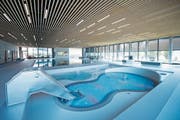 Der Blick geht vom Kinderbecken über das Hubbecken zum Schwimmbecken: Das Ägeribad ist fertig. (Bild: Maria Schmid (Oberägeri, 20. September 2018))