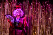 Brigitte Boudoir (Sandro Niederberger) lässt sich so richtig gehen. Das hebt sofort die Stimmung.Bild: Rob Lewis/Tojo Theater (Bern, 29. 8. 2018)
