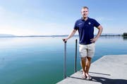Er hat den Meistertitel zum Ziel: EVZ-Coach Dan Tangnes am Zugersee. (Bild: Werner Schelbert (Zug, 10. September 2018))