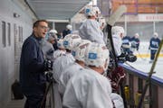 Ambri-Trainer Luca Cereda, links, im Training (Bild Davide Agosta/Keystone (Biasca, 30. Juli 2018))
