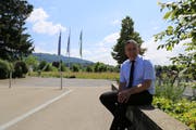 Gemeindepräsident Dominik Gemperli auf der Mühlegutstrasse, die ab hier ausgebaut wird.
