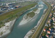 Aufgeweitet, Brunnen versetzt: Der künftige Rheinlauf beim Viscose-Areal in Widnau. (Visualisierung: PD)