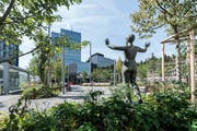 Den meisten Städterinnen und Städtern ist nicht so wichtig, wo die Angestellten wohnen, die im Rathaus (hinten im Bild) ihren Arbeitsplatz haben. Kompetenz ist meist wichtiger. (Bild: Hanspeter Schiess)