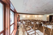 Am Freitag, 3. Februar 2017, krachte es im Restaurant Facincani. Die frisch montierte Akustikdecke fiel herunter. (Bild: Hanspeter Schiess)