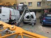 Nachdem der Baukran beim Aufbau umgestürzt war, bot sich am Freitagmittag auf der Baustelle an der Burgstrasse ein Bild der Verwüstung. (Bild: Stadtpolizei St.Gallen)