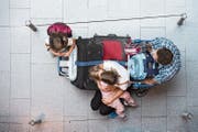 Familien sollen bei Swiss in Zukunft speziell betreut werden. (Bild: Ennio Leanza/Keystone (Kloten, 14. Juli 2017)
