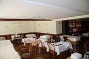 Endlich: Die Akustikdecke ist im Restaurant Facincani ersetzt worden. (Bild: Christoph Renn)