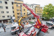 Bergungsarbeiten nach dem Kranunglück: Mit einem Pneukran wird der umgestürzte Kran entfernt. (Bilder: Hanspeter Schiess)