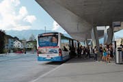 Sind in Bussen zu wenig Sitzplätze vorhanden, führt dies zu Ärger bei den Passagieren. (Bild: Adi Lippuner)