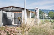 Ein Arbeiter demontiert an der Thurfeldstrasse ein asbestbelastetes Dach. Dafür trägt er einen Schutzanzug und Gesichtsmaske. (Bild: Andrea Stalder)