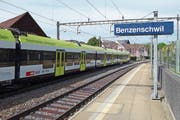 Die S26 fährt am kleinen Bahnhof Benzenschwil vorbei. (Bild: Eddy Schambron (21. September 2018))