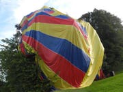 Die Sicherheitslandung einer Heissluftballon-Pilotin endet in einem Baum bei Schindellegi SZ. (Bild: Kantonspolizei Schwyz)
