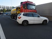 50 Meter vor sich her geschoben hat dieser Lastwagen das Auto bei einem Unfall auf der A2. (Bild: Luzerner Polizei)