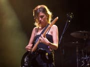 Sängerin und Gitarristin Ellie Rowsell der britischen Indie-Rockband Wolf Alice. (Bild: KEYSTONE/EPA EFE/DOMENECH CASTELLO)