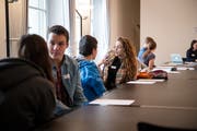 Gruppendiskussion bei einer Session des kantonalen Jugendparlaments im Luzerner Regierungsgebäude. (Bild: Manuela Jans-Koch, 28. Oktober 2016)