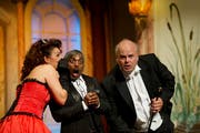 Auf der Perler Bühne geht’s ab (von links): Franziska Maria Zimmerli als Heléna, Siddique Eggenberger als Bronio und Hans Michael Sablotny als Gutsherr in der Operette «Polenblut» (Bild: PD/Jürg Nietlispach (Perlen, 18. September 2018))