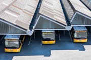 Postautos beim Busbahnhof am Hauptbahnhof Bern. (Archivbild: Peter Klaunzer/Keystone (Bern, 26. Juli 2018))