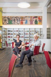 Monika Jagfeld und Peter Schorer sitzen im neuen Entrée des Museums im Lagerhaus. (Bild: Urs Bucher)
