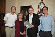 Sie stellten das neue Buch vor (von links): Alex Baumgartner, Doris Hellmüller, Franz Enderli und Marius Risi. (Bild: Birgit Scheidegger (Sachseln, 18. September 2018))