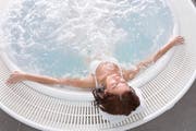 Weil sich die jüngere Schwester am Krach durch den Whirlpool im Keller störte, hat sie ihn immer wieder ausgeschaltet - dadurch soll er kaputt gegangen sein. (Symbolbild: Getty)
