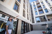 Projektleiter Stephan Selb führt durch den Neubau neben der Hauptpost in Frauenfeld. (Bild: Reto Martin)