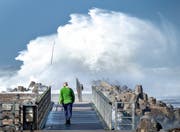   Storm on a beach south of Hanstholm in Denmark. The Danish weather service DMI warns of a hurricane on the west coast of the Scandinavian country. (Image: EPA / HENNING BAGGER DENMARK OUT) 