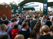 Ozapft is! Das Münchner Oktoberfest ist eröffnet, der Andrang riesig (Bild: KEYSTONE/AP/MATTHIAS SCHRADER)