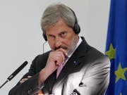 EU-Kommissar Johannes Hahn hat klar gemacht, dass die Anerkennung der Gleichwertigkeit der Börsenregulierung nicht über Ende 2018 verlängert werden dürfte, und dass es ohne Rahmenvertrag auch keine neuen Vereinbarungen geben wird. (Bild: KEYSTONE/AP/BORIS GRDANOSKI)