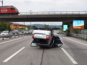 Ein Unfall mit sieben beteiligten Fahrzeugen hat auf der A1 bei Rothrist vier Verletzte gefordert. Ein Auto landete auf dem Dach. (Bild: Solothurner Kantonspolizei)