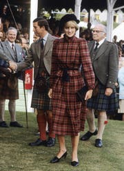 "Princess of Wales" hochgeschlossen, kariert, mit Béret (1981)