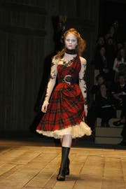 Modell aus 2006-er Kollektion von Alexander McQueen.