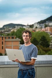Patrick Grawehr vor der Stadt St.Gallen, deren Wikipedia-Artikel er verfasst hat. (Bild: Hanspeter Schiess (St.Gallen, 21. September 2018))