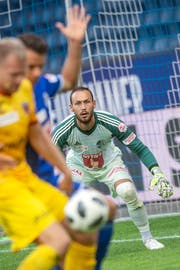 Den Ball im Visier: Luzern-Goalie Mirko Salvi. (Bild: Melanie Duchene/Keystone (Luzern, 21. Juli 2018))