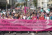Gegen 20'000 Menschen haben am Samstag in Bern für Lohngleichheit und gegen Diskriminierung demonstriert. (Bild: Peter Schneider/Keystone (Bern, 22. September 2018)