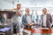 Regierungsrat Paul Winiker (mitte) zeigt den Fleischkäsebrät, den er selber hergestellt hat. (Bild: Eveline Beerkircher, Egolzwil, 22. September 2018)