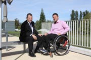 Charly Freitag im Gespräch mit Christian Betl, dem Präsident der Paraplegiker-Vereinigung (Bild: PD)