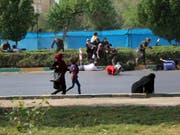 Nach einem Angriff auf eine Militärparade im Iran versuchen sich Zivilisten in Sicherheit zu bringen - mindestens 29 Menschen wurden getötet, dutzende weitere verletzt. (Bild: KEYSTONE/AP Mehr News Agency/MEHDI PEDRAMKHOO)