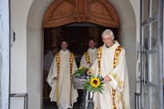 Das Velo war sein Markenzeichen: Josef Haselbach (rechts) geht und übergibt das Amt des Guardians an Bruder Benno (links). (Bild: Tobias Bruggmann)