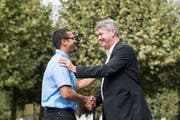 Die beiden frischgewählten Emmer Gemeinderäte gratulieren sich zur Wahl: SP-Vertreter Brahim Aakti (links) und Patrick Schnellmann von der CVP. (Bild: Eveline Beerkircher, 23. September 2018)