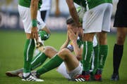 Cedric Itten sitzt nach dem Foul von Fabio Daprelà am Boden. (Bild: Keystone)