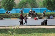 Zivilisten fliehen vor der Terrorattacke an einer Militärparade in Ahvaz am 22. September. Bild: Mehdi Pedramkhoo/AP (Ahvaz, 22. September 2018)