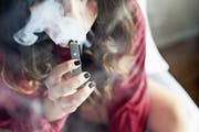 Die E-Zigarette Juul sieht aus wie ein USB-Stick und ist in den USA bei Jugendlichen sehr beliebt. (Bild: Gabby Jones/Bloomberg)