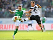 Harter Kampf ohne Sieger: St. Gallens Leonel Mosevich im Duell mit Luganos Alexander Gerndt (Bild: KEYSTONE/GIAN EHRENZELLER)